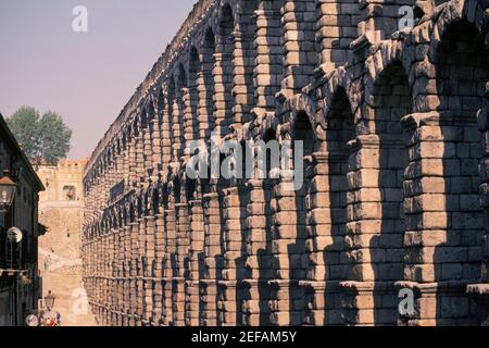 Vista ad angolo basso di un acquedotto, Segovia, Spagna Foto Stock