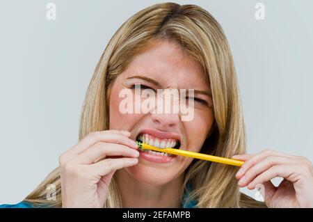 Primo piano di una giovane donna che muta una matita Foto Stock