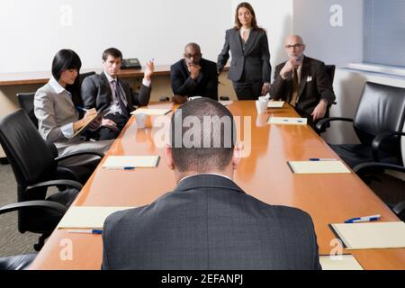 Gruppo di dirigenti aziendali che discutono in una riunione Foto Stock