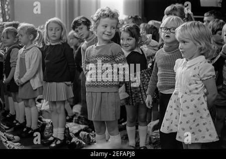 Bambini che cantano in un'assemblea del festival della raccolta, la scuola elementare di Crindau, Shaftesbury, Newport, Galles del Sud, 1976 Foto Stock