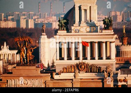 Facciata di un edificio, Mostra di risultati economici, Mosca, Russia Foto Stock