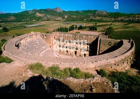 Vista ad angolo di un antico rudere di un anfiteatro, Aspendos, Turchia Foto Stock