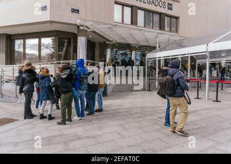 MADRID, SPAGNA - 12 febbraio 2021: La personalità televisiva spagnola Belen Esteban circondato da giornalisti, arrivando ai tribunali di Madrid per dare una stat Foto Stock