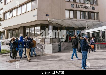 MADRID, SPAGNA - 12 febbraio 2021: La personalità televisiva spagnola Belen Esteban circondato da giornalisti, arrivando ai tribunali di Madrid per dare una stat Foto Stock