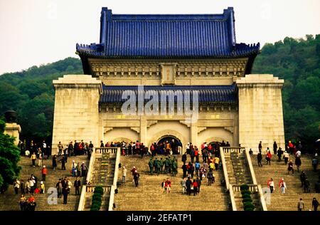 Grande gruppo di persone che si trovano di fronte ad un mausoleo, il Mausoleo Sun Yat Sen, la montagna viola, Nanjing, Cina Foto Stock