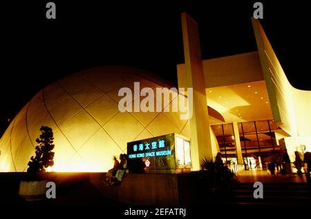 Vista ad angolo basso di un museo illuminato di notte, Hong Kong, Cina Foto Stock