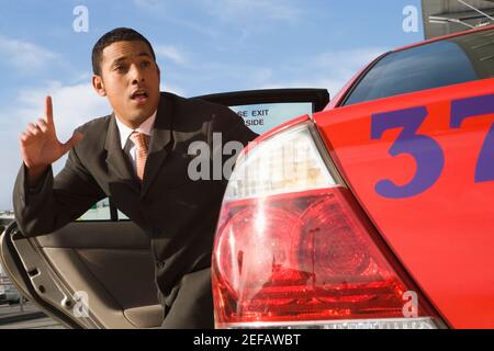 Uomo d'affari che salutava un altro taxi Foto Stock