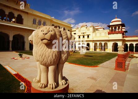 Primo piano di statue di leoni nel cortile di un hotel, Rambagh Palace Hotel, Jaipur, Rajasthan, India Foto Stock