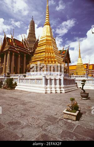 Basso angolo vista di un tempio Wat Phra Kaeo, il Grand Palace, Bangkok, Thailandia Foto Stock