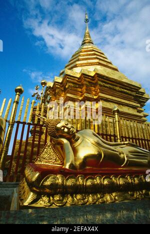 Vista ad angolo basso di un tempio, Chiang mai, provincia di Chiang mai, Thailandia Foto Stock