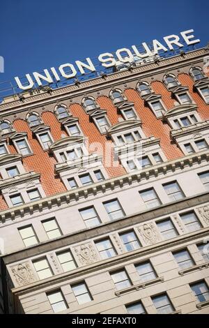 Vista ad angolo basso di un edificio, Union Square, New York City, New York state, USA Foto Stock