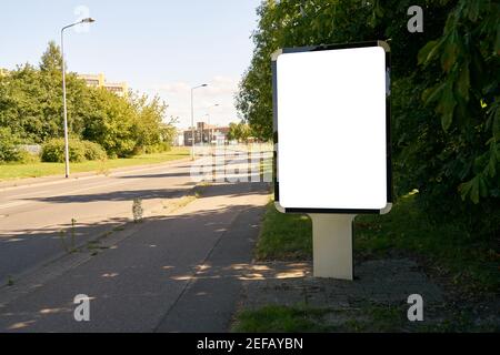 City Light Poster Mock-Up Template accanto alla strada e al marciapiede In Germania Foto Stock