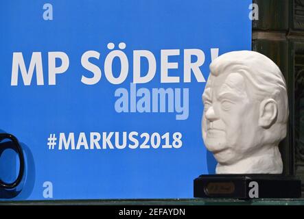 Passau, Germania. 17 Feb 2021. Mercoledì politico delle Ceneri in Baviera - CSU: Un busto raffigurante Franz Josef Strauß, ex presidente della CSU, è visto sullo sfondo del mercoledì politico delle Ceneri del partito davanti alle parole 'MP Söder! Markus2018'. A causa della crisi di Corona, il Mercoledì delle Ceneri di quest'anno si svolgerà in digitale per la prima volta e sarà trasmesso dal Dreiländerhalle. Credit: Peter Kneffel/dpa Pool/dpa - ATTENZIONE: Utilizzare solo in un contesto editoriale e in formato completo/dpa/Alamy Live News Foto Stock