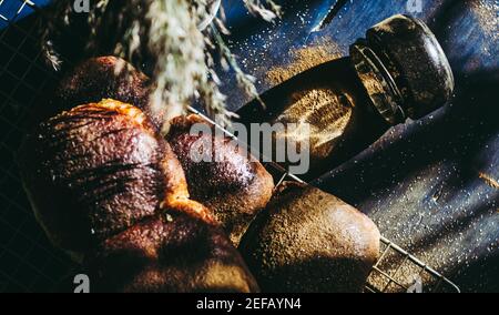 Le mani forti degli uomini spruzzano gnocchi di farina. Piatto nazionale ucraino. Foto Stock