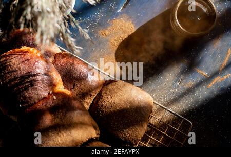 Le mani forti degli uomini spruzzano gnocchi di farina. Piatto nazionale ucraino. Foto Stock