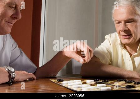 Due uomini anziani che giocano a scacchi Foto Stock