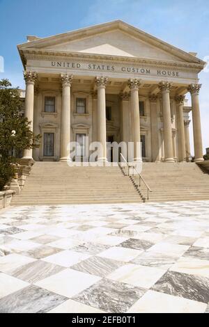 Vista ad angolo basso di un edificio governativo, della U S Customs House, Charleston, South Carolina, USA Foto Stock