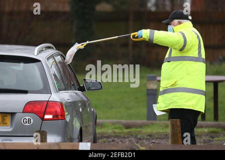 TARGA PIXELATED DA PA PICTURE DESK UN lavoratore di prova e traccia nel parcheggio Bramley Inn a Bramley, vicino Basingstoke, Hampshire prende un test di coronavirus da un driver ad un programma di test di sovratensione con residenti locali, Dopo un caso della variante sudafricana di Covid-19 è stato identificato nel villaggio. Data immagine: Mercoledì 17 febbraio 2021. Foto Stock