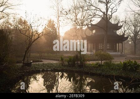 La Pagoda presso l'Humble Administrator Garden (Giardino di Zhuozheng) In una nebbia mattina presto.Giardino Zhuozheng un giardino classico, un UNESCO Patrimonio dell'umanità a Foto Stock