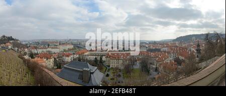 Panorama ad alto angolo verso il Palazzo di Furstenberg dal vigneto di San Venceslao in una luce soffusa del pomeriggio invernale nuvoloso a Praga, Repubblica Ceca. Foto Stock