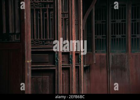 Red chinese door at Garden of Culturation (Yi pu) Costruito nel 1541 a Suzhou, Jiangsu, China.which è registrato nel mondo dell'UNESCO Eredità con gar classico Foto Stock