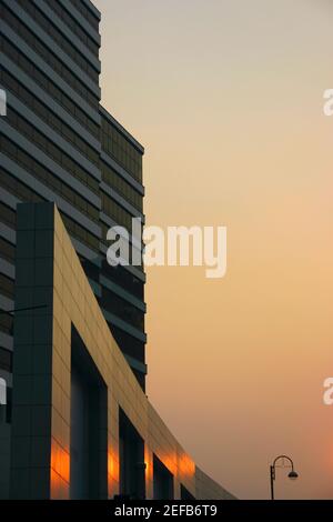 Riflessione della luce solare su un edificio, Centro Città, Kowloon, Hong Kong, Cina Foto Stock