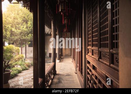 Il vecchio passaggio nel tradizionale giardino cinese nel pomeriggio a Suzhou, Jiangsu, Cina. Foto Stock