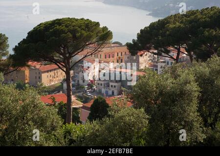 Vista ad alto angolo di una città, Vietri sul Mare, Costiera Amalfitana, Salerno, Campania, Italia Foto Stock