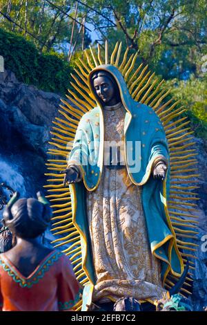 Vista ad angolo basso di una statua della Vergine Maria, la Vergine di Guadalupe, Tepeyac, Città del Messico, Messico Foto Stock