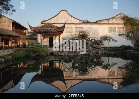 Canglang Pavilion(Surging Wave Pavilion) Giardino a Suzhou, Jiangsu, Cina è uno dei Giardini Classici di Suzhou che sono riconosciuti congiuntamente come un ONU Foto Stock