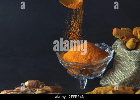 Curcuma è la spezia indiana che dà il colore giallo a. curry ed è una pianta medicinale Foto Stock