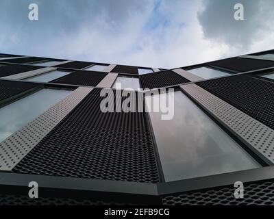 Poznan Polonia Maggio 10 2019 Ricerca in bianco e nero edificio in metallo con nuvole che si riflettono nelle finestre Foto Stock