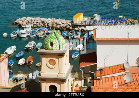 Vista in sezione alta di una chiesa, Chiesa di Sant'Anna, Marina Grande, Capri, Sorrento, Penisola Sorrentina, Provincia di Napoli, Campania, Italia Foto Stock