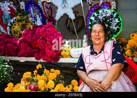 Donna anziana che vende fiori, San Juan Nuevo, Stato di Michoacan, Messico Foto Stock