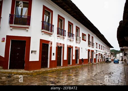 Edifici in una strada, Cuetzalan, Puebla Stato, Messico Foto Stock