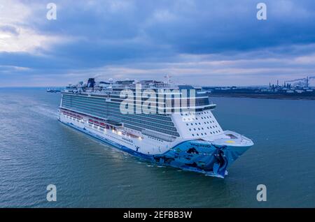 NCL Norwegian Bliss arrivo al porto di Southampton vuoto a causa di covidio pandemico 19 Foto Stock