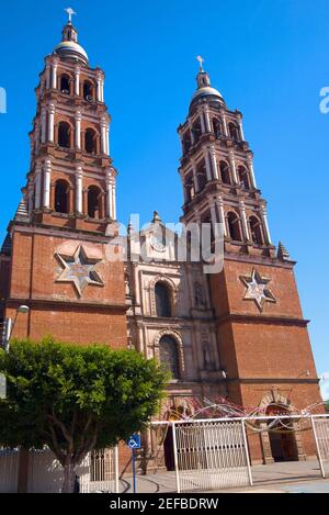 Facciata di una chiesa, Iglesia De San Juan Nuevo, Uruapan, Stato di Michoacan, Messico Foto Stock
