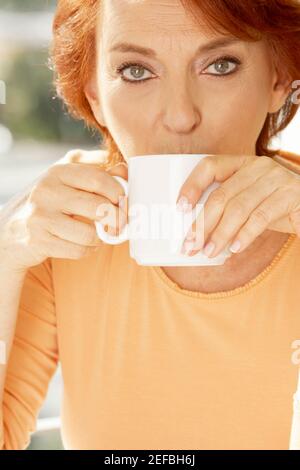 Ritratto di una donna anziana che beve una tazza di caffè Foto Stock