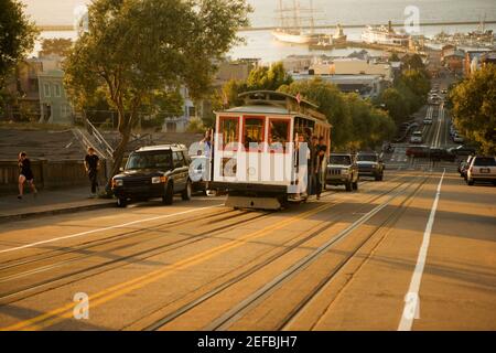 Persone che viaggiano in funivia, San Francisco, California, USA Foto Stock