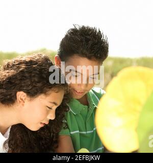 Primo piano di un ragazzo e di una ragazza che guarda verso il basso Foto Stock