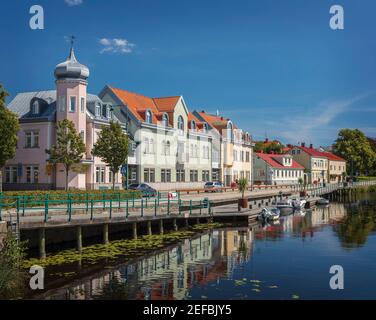 RONNEBY, SVEZIA - 1 agosto 2020: Case storiche sul canale nella cittadina di Ronneby in Svezia. Foto Stock