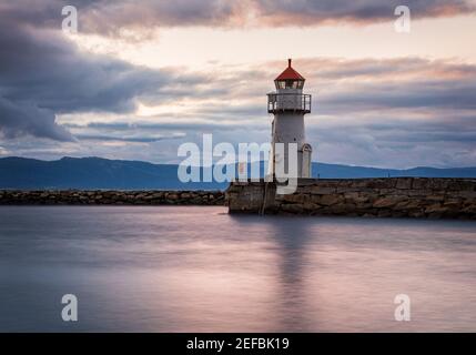 Faro nel porto in una giornata di Moody. Trondheim, Norvegia. Foto Stock