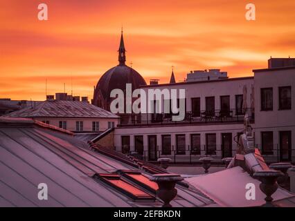 Tetti dello skyline di Oslo illuminati dalla luce dell'alba. Foto Stock