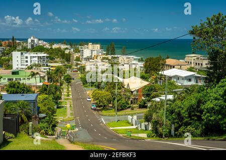 Kings Beach, Queensland, Australia - Panoramica della città con l'oceano sullo sfondo Foto Stock