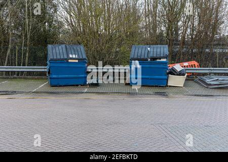 Spazzatura blu con rifiuti, spazzatura in loro Foto Stock