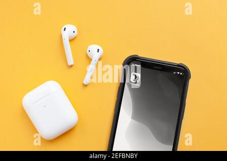 Mosca, Russia - 17 febbraio 2021: Clubhouse drop in audio chat icona vista sullo smartphone Foto Stock