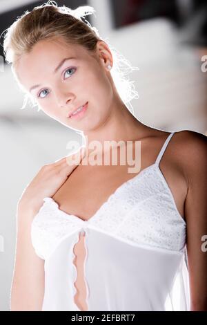 Ritratto di una giovane donna che indossa una nightcrie Foto Stock
