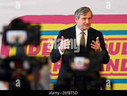 Karlsruhe, Germania. 17 Feb 2021. Hans-Ulrich Rülke, primo candidato del FDP Baden-Württemberg per le elezioni parlamentari statali e leader del partito parlamentare del FDP nel parlamento statale del Baden-Württemberg, interviene al mercoledì politico delle Ceneri del FDP Baden-Württemberg. A causa della crisi di Corona, il Mercoledì delle Ceneri si svolgerà in digitale per la prima volta quest'anno. Credit: Uli Deck/dpa/Alamy Live News Foto Stock