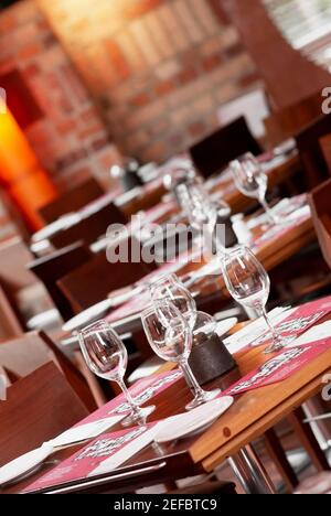 Bicchieri di vino su un tavolo in un ristorante Foto Stock