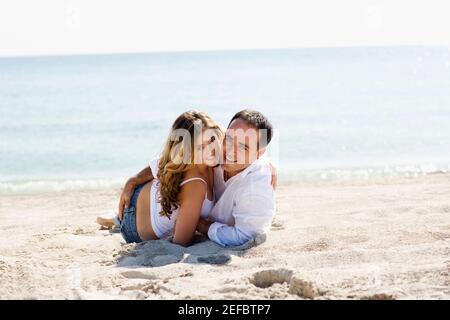 Ritratto di un mid adult e di una giovane donna sulla spiaggia Foto Stock